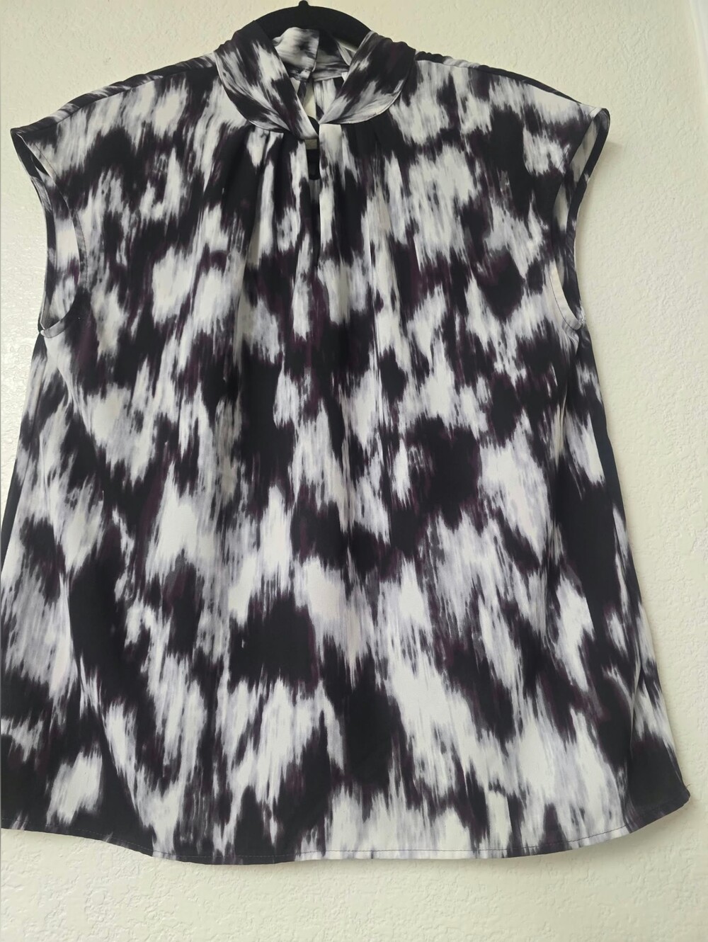 Calvin Klein Black & White Tie-Neck Cap Sleeve Blouse